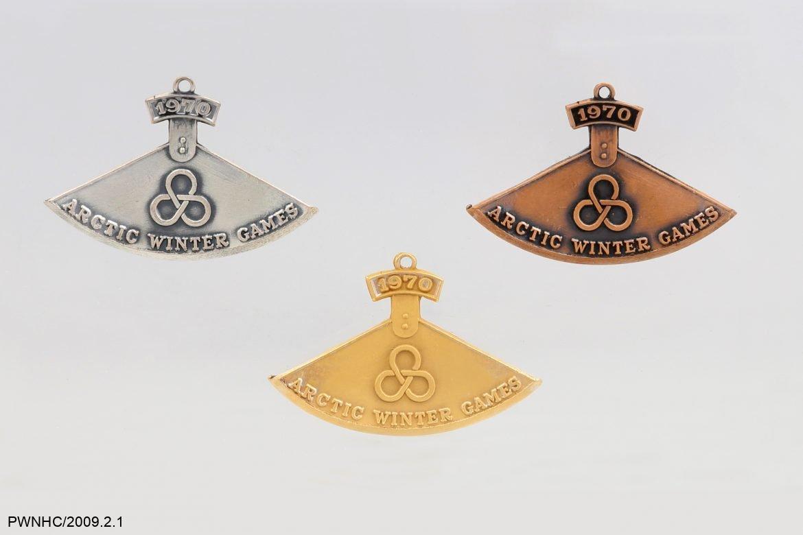 Trois médailles des Jeux d’hiver de l’Arctique de 1970 (or, argent et bronze).