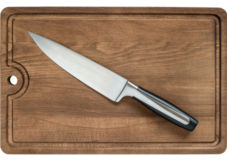 Un couteau de cuisine posé sur une planche à découper en bois.
