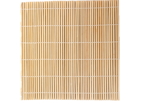 Un tapis en bambou déroulé pour préparer des sushis.